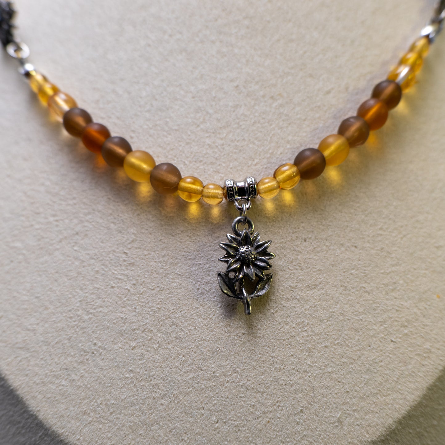 Ketting met zonnebloemen en gele en bruine kralen