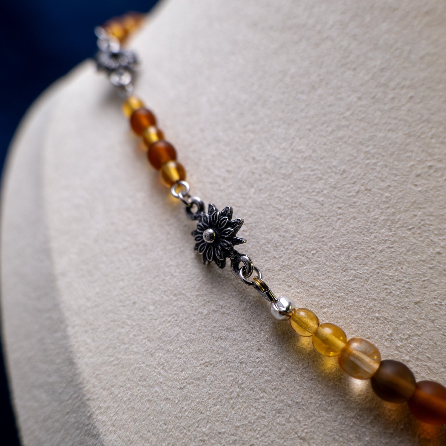 Ketting met zonnebloemen en gele en bruine kralen