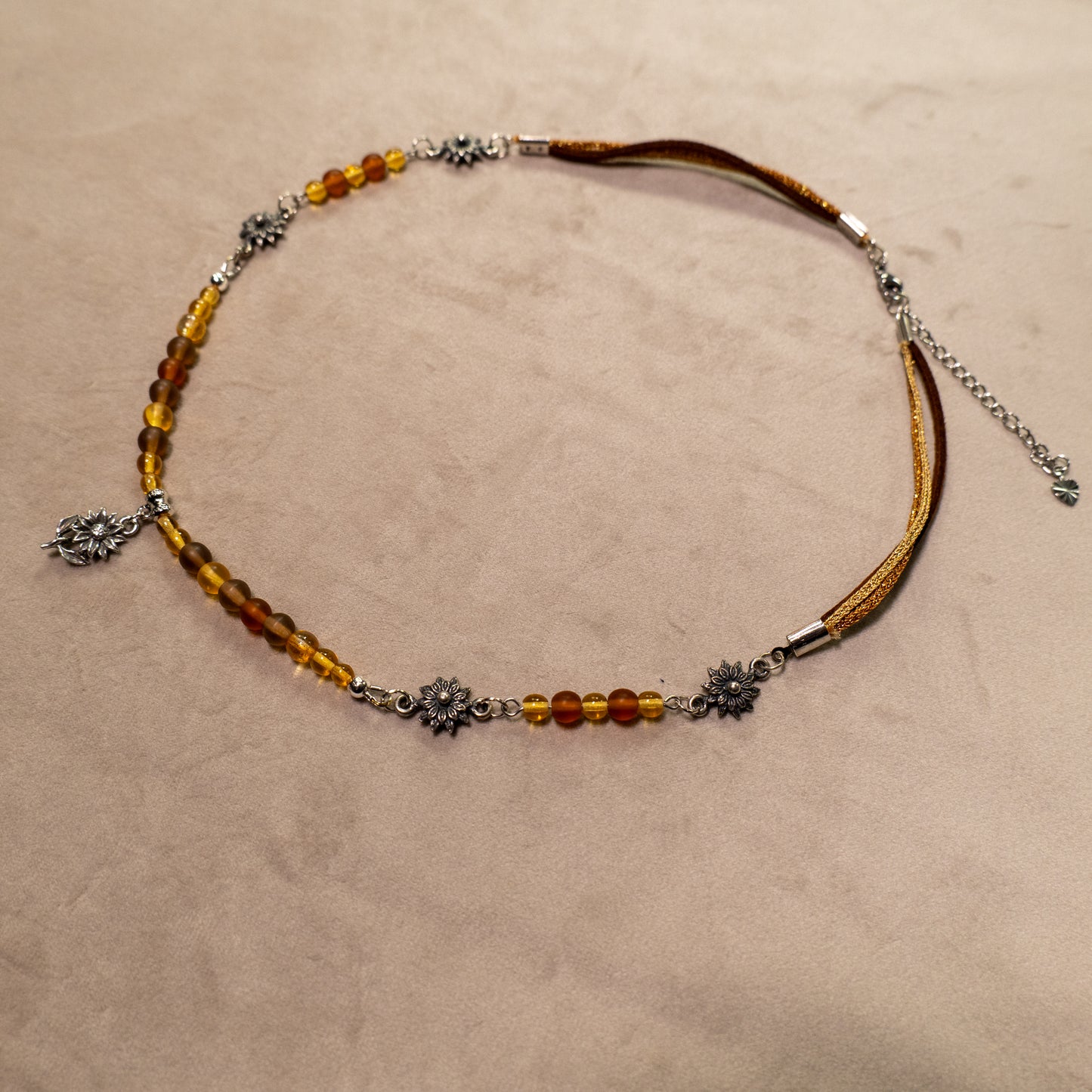 Ketting met zonnebloemen en gele en bruine kralen