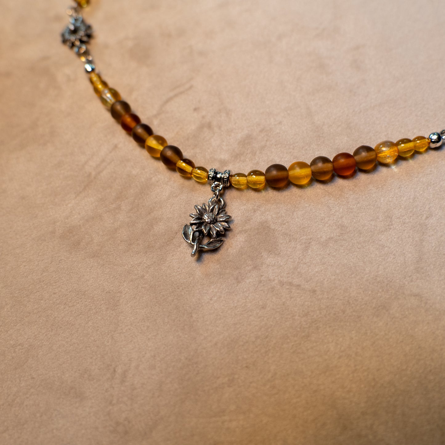 Ketting met zonnebloemen en gele en bruine kralen