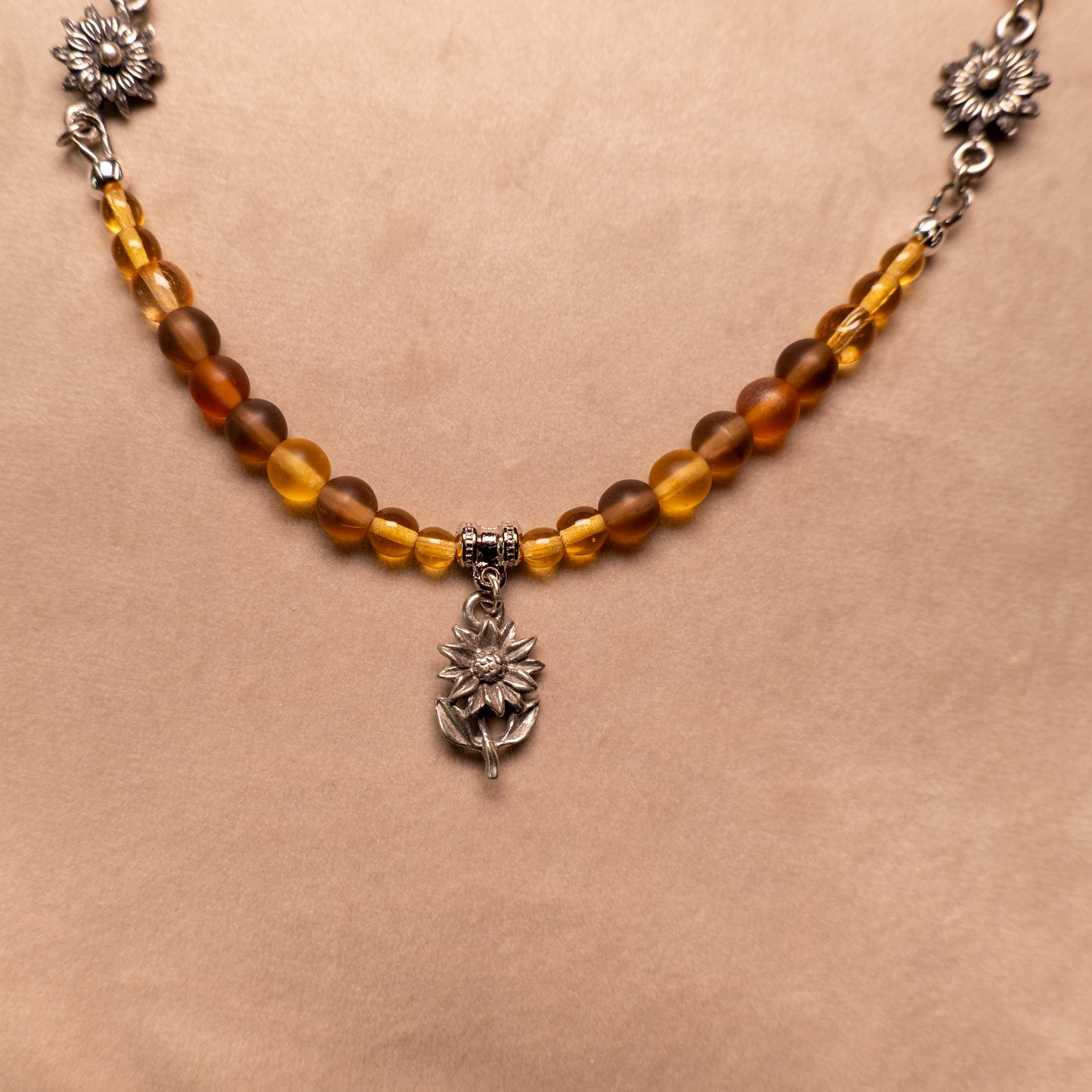 Ketting met zonnebloemen en gele en bruine kralen