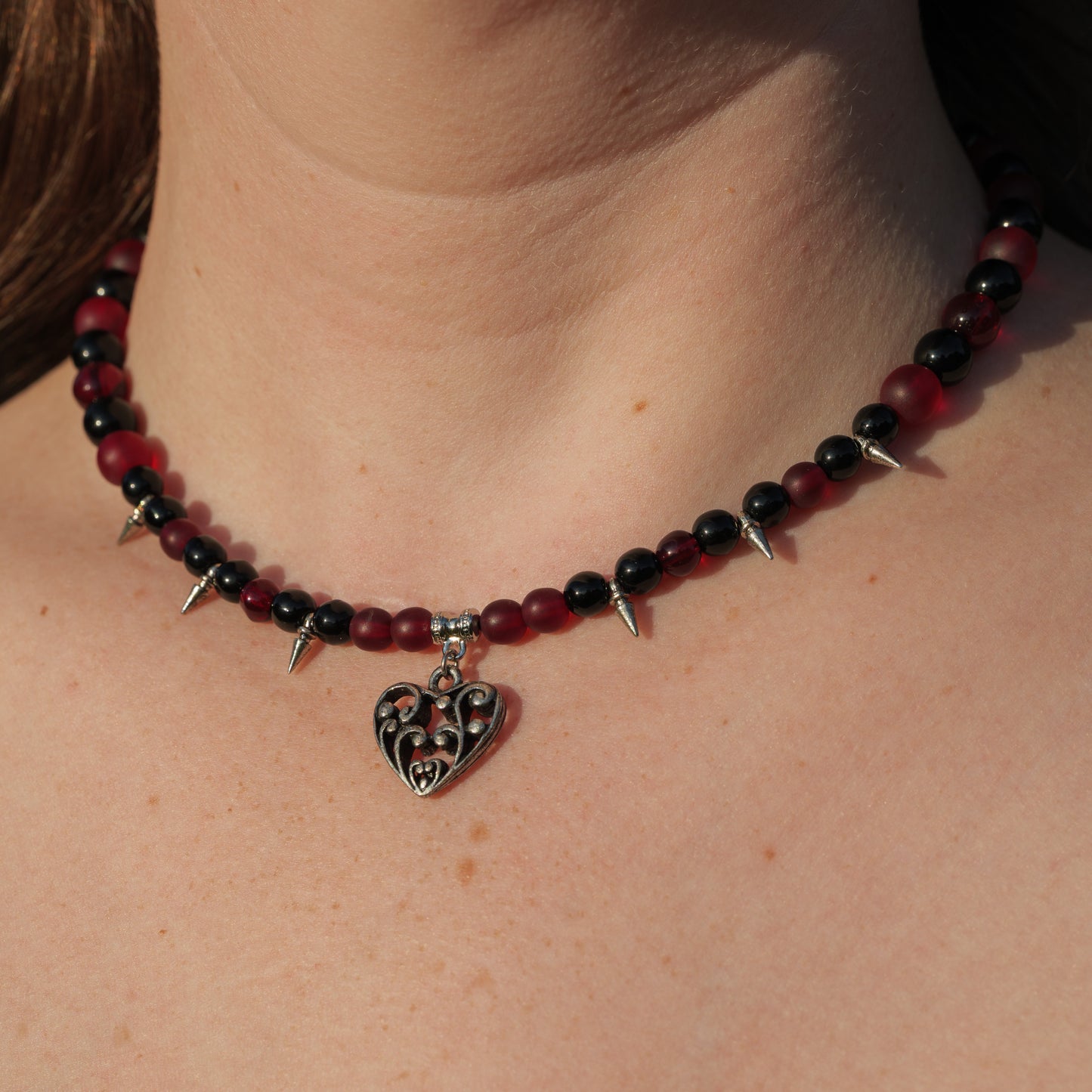 Ketting met hart, spikes en rode en zwarte kralen