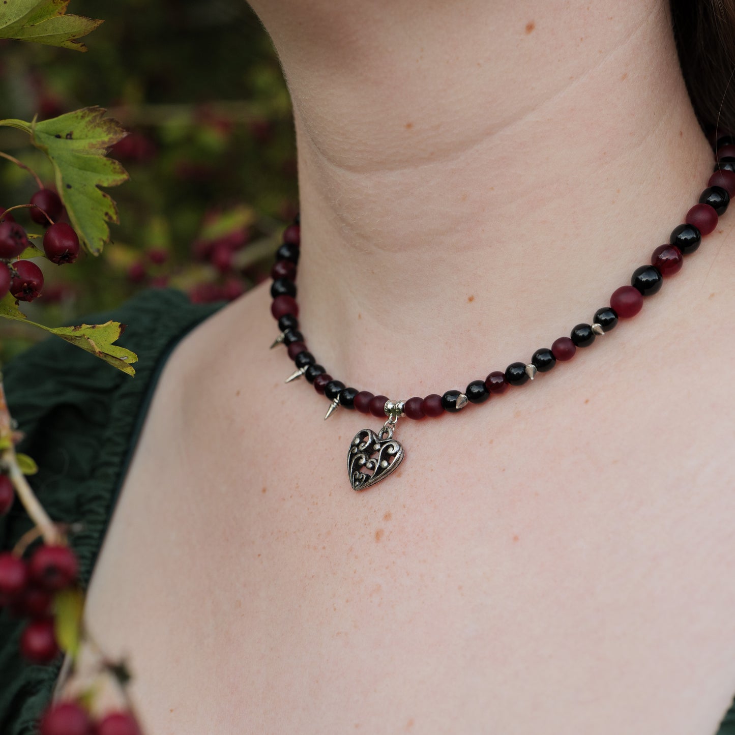 Ketting met hart, spikes en rode en zwarte kralen