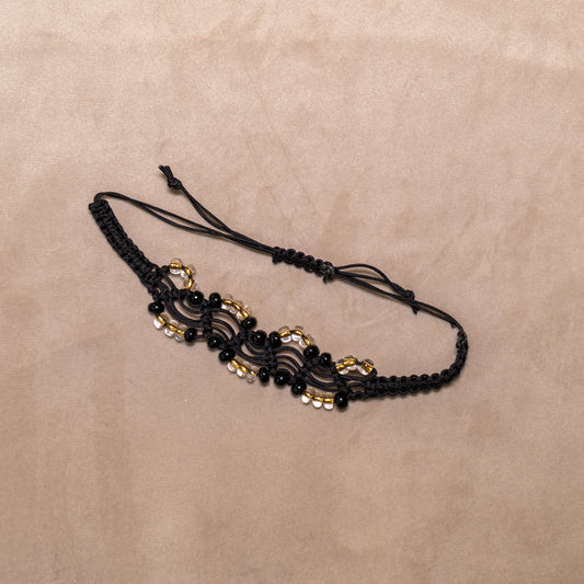 Zwarte macramé-armband met mat zwarte en transparante kralen met gele kern