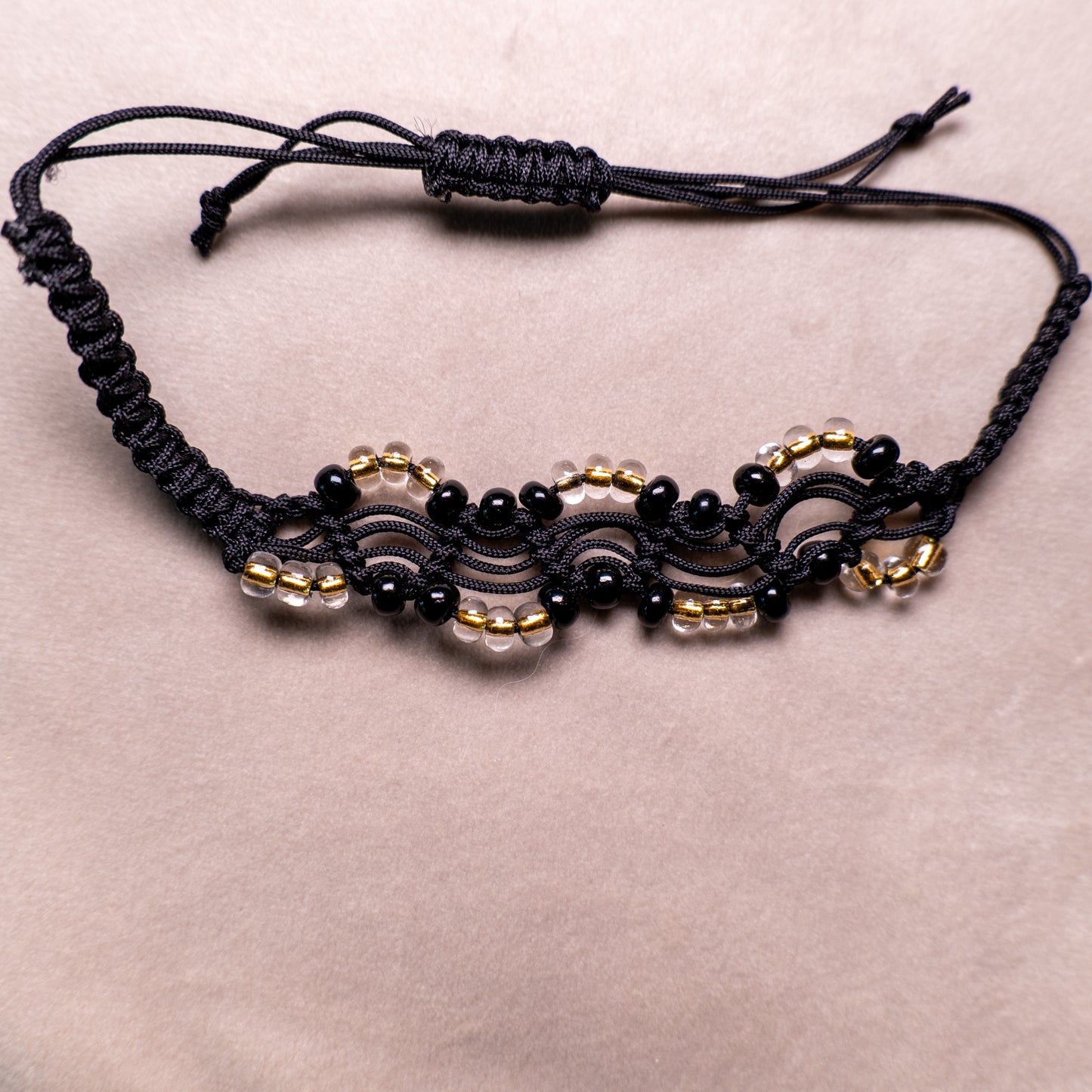 Zwarte macramé-armband met mat zwarte en transparante kralen met gele kern