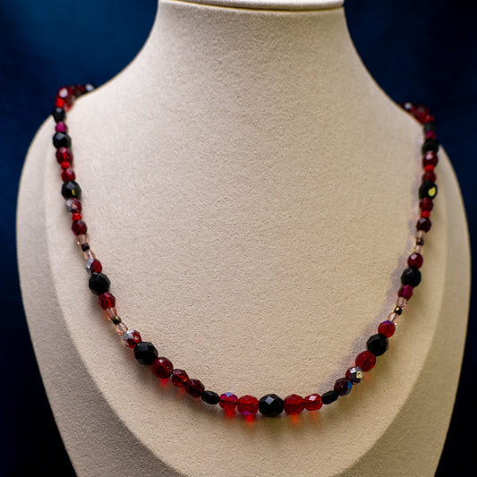 Ketting van rode en zwarte facetkralen