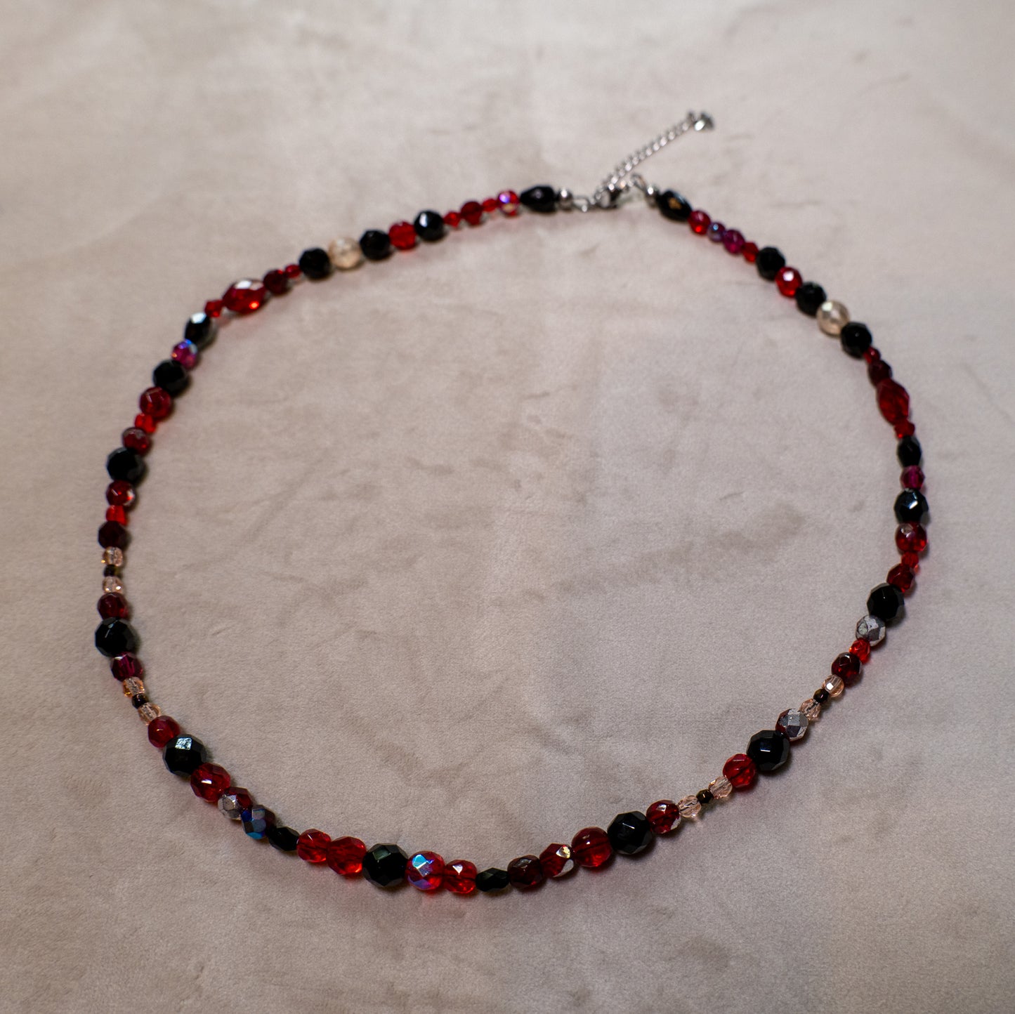 Ketting van rode en zwarte facetkralen