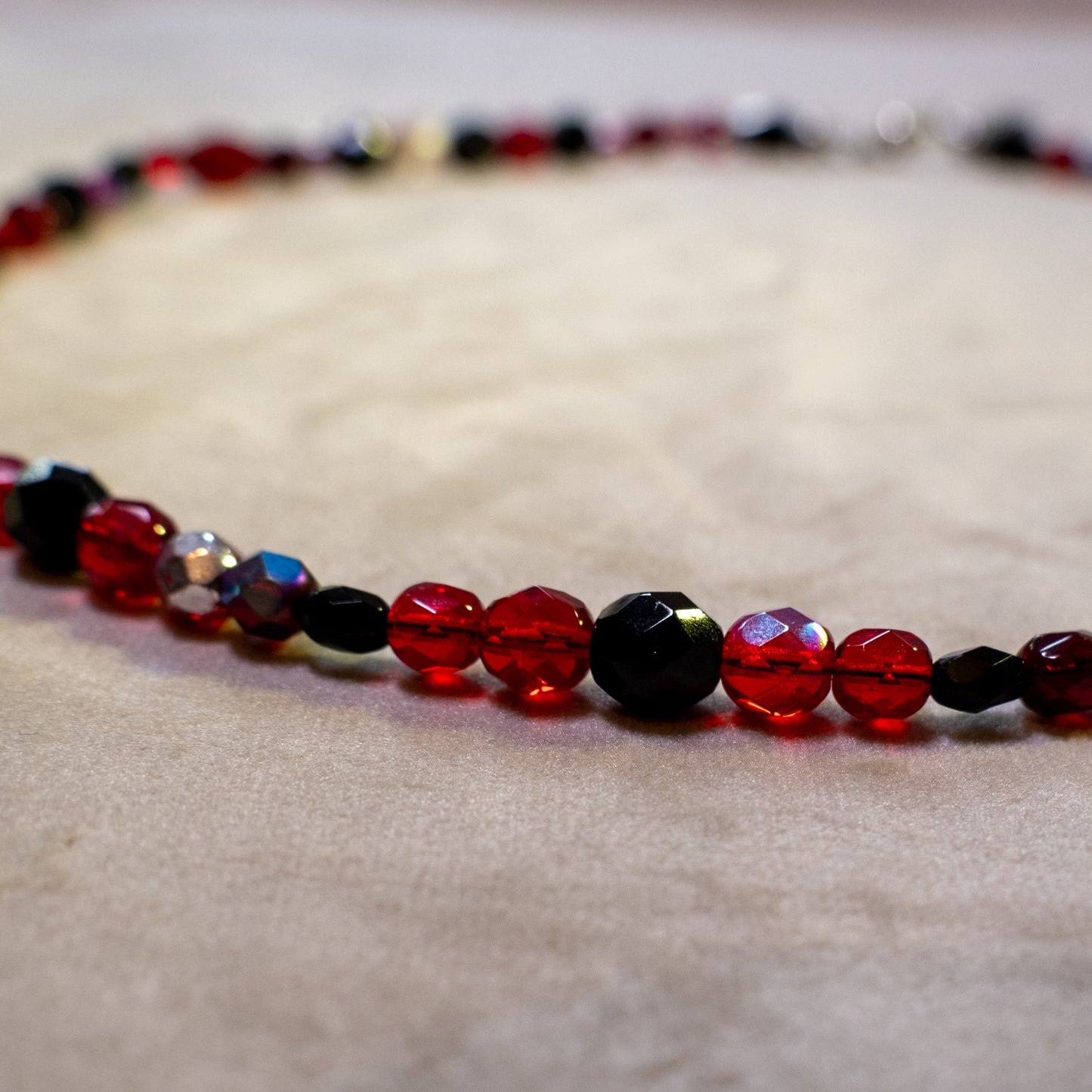 Ketting van rode en zwarte facetkralen