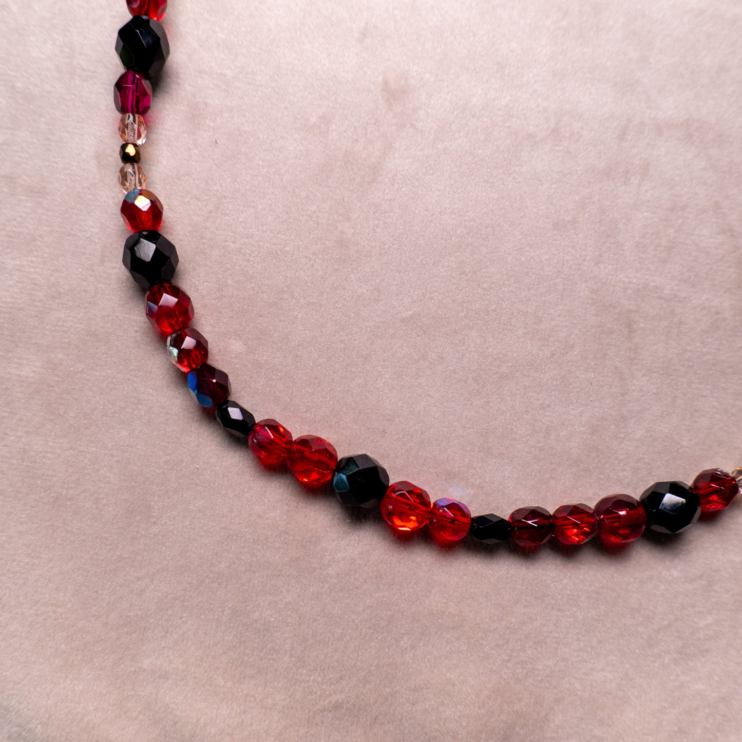 Ketting van rode en zwarte facetkralen