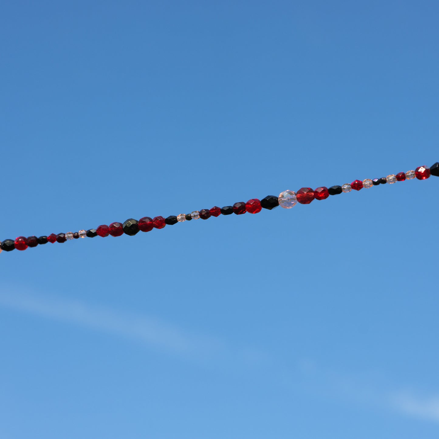 Ketting van rode en zwarte facetkralen