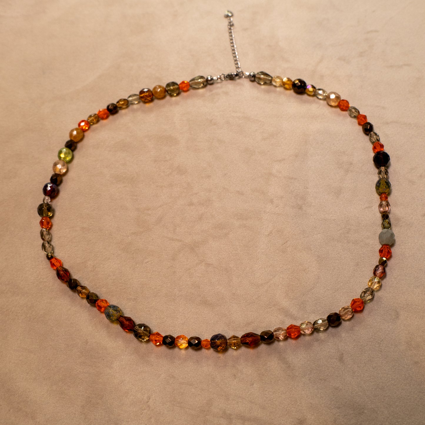 Ketting van oranje en bruine facetkralen
