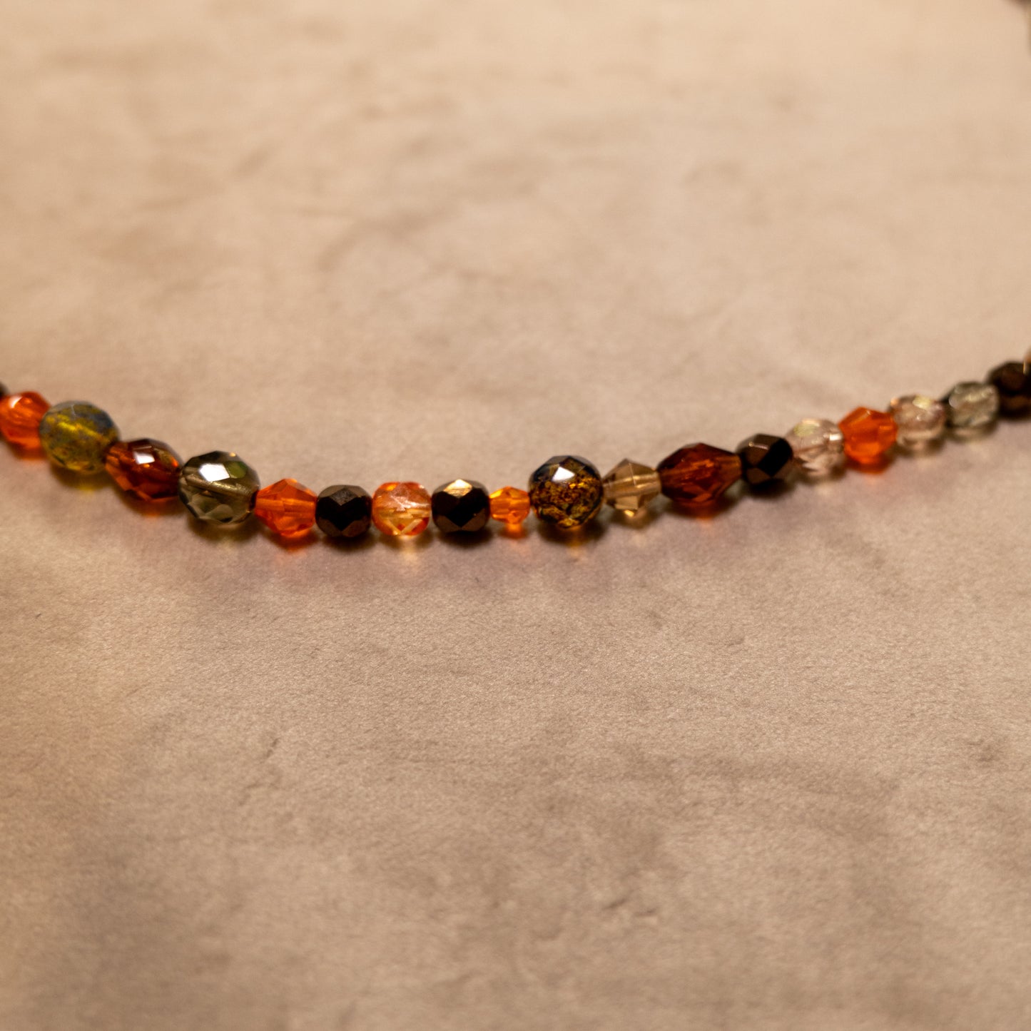 Ketting van oranje en bruine facetkralen