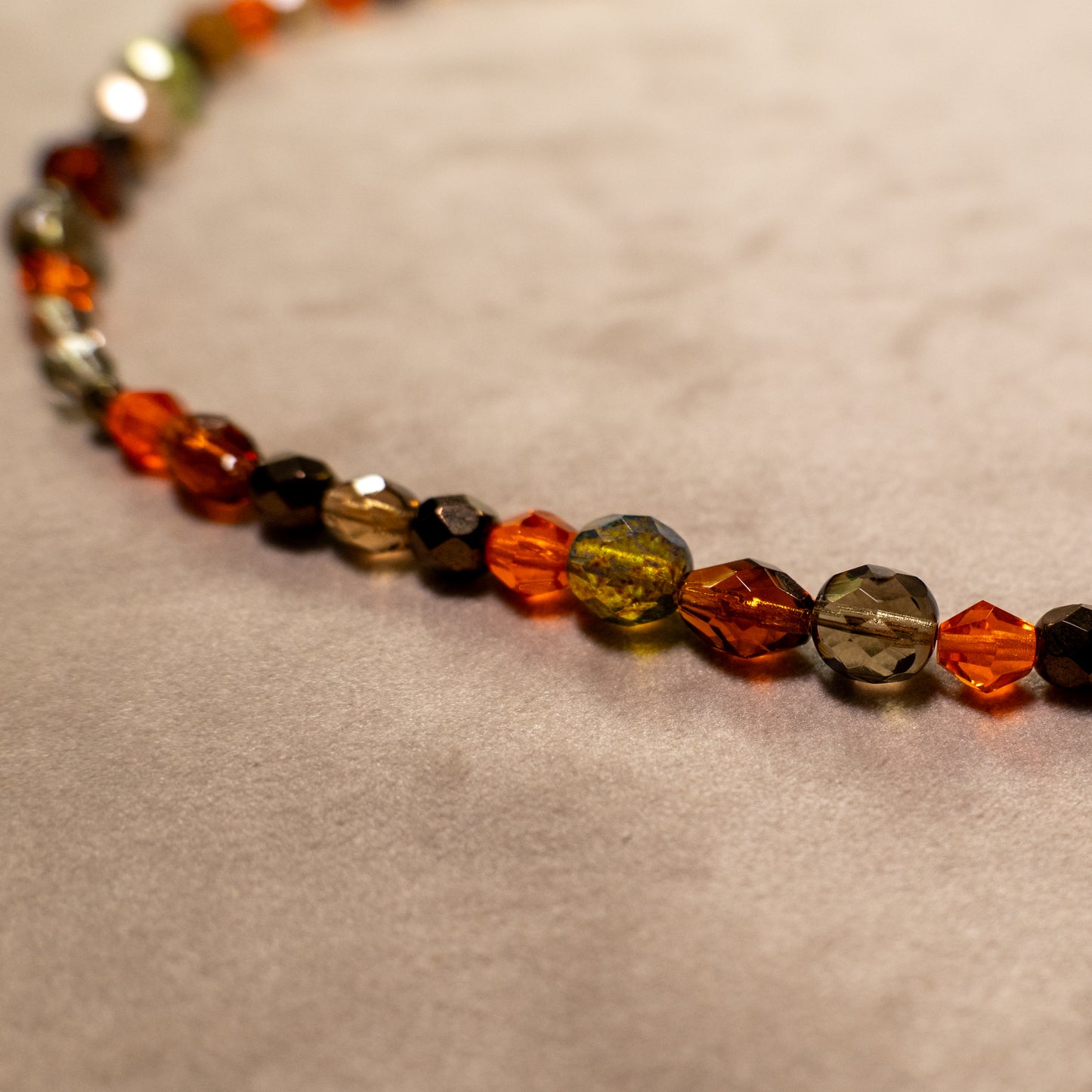 Ketting van oranje en bruine facetkralen