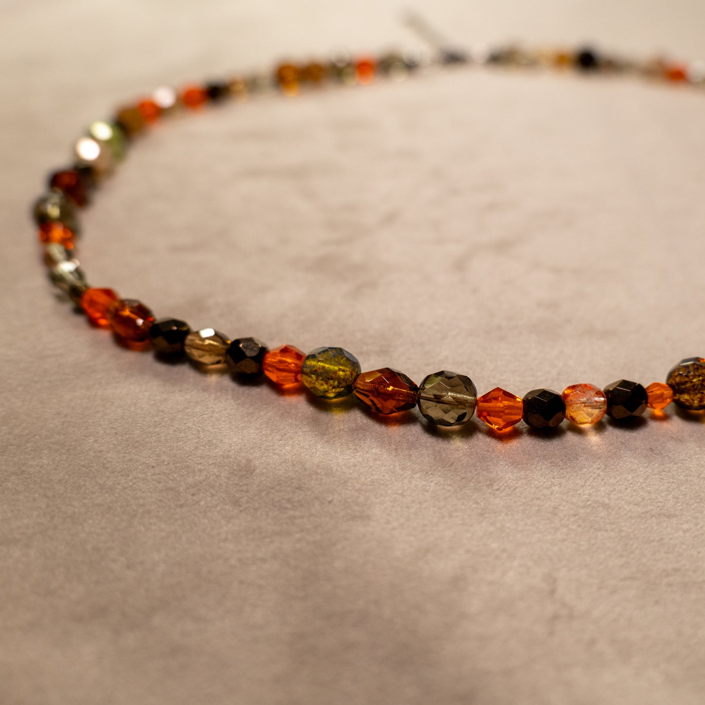 Ketting van oranje en bruine facetkralen