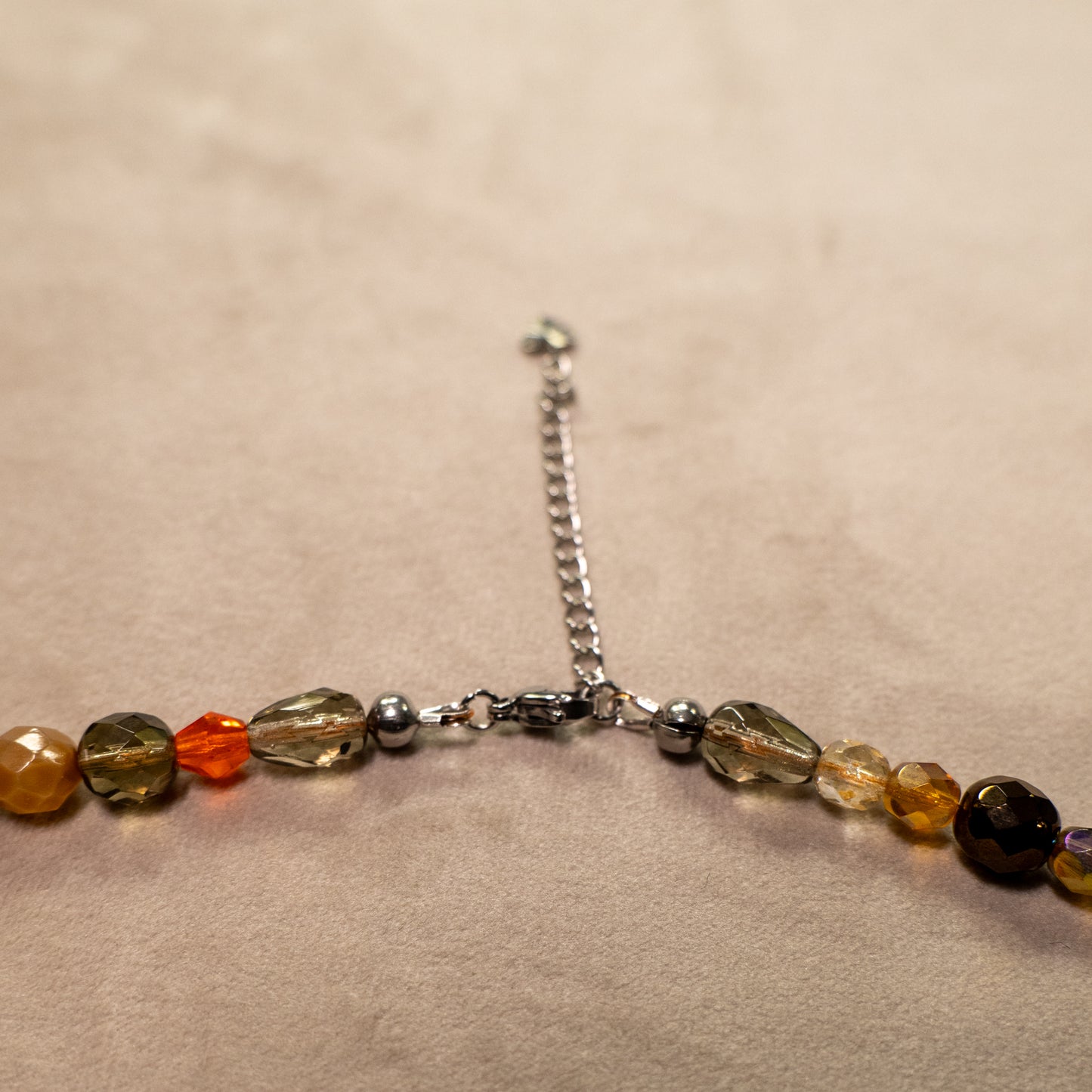 Ketting van oranje en bruine facetkralen