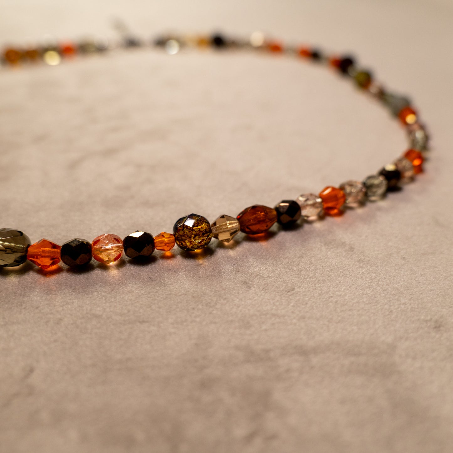 Ketting van oranje en bruine facetkralen
