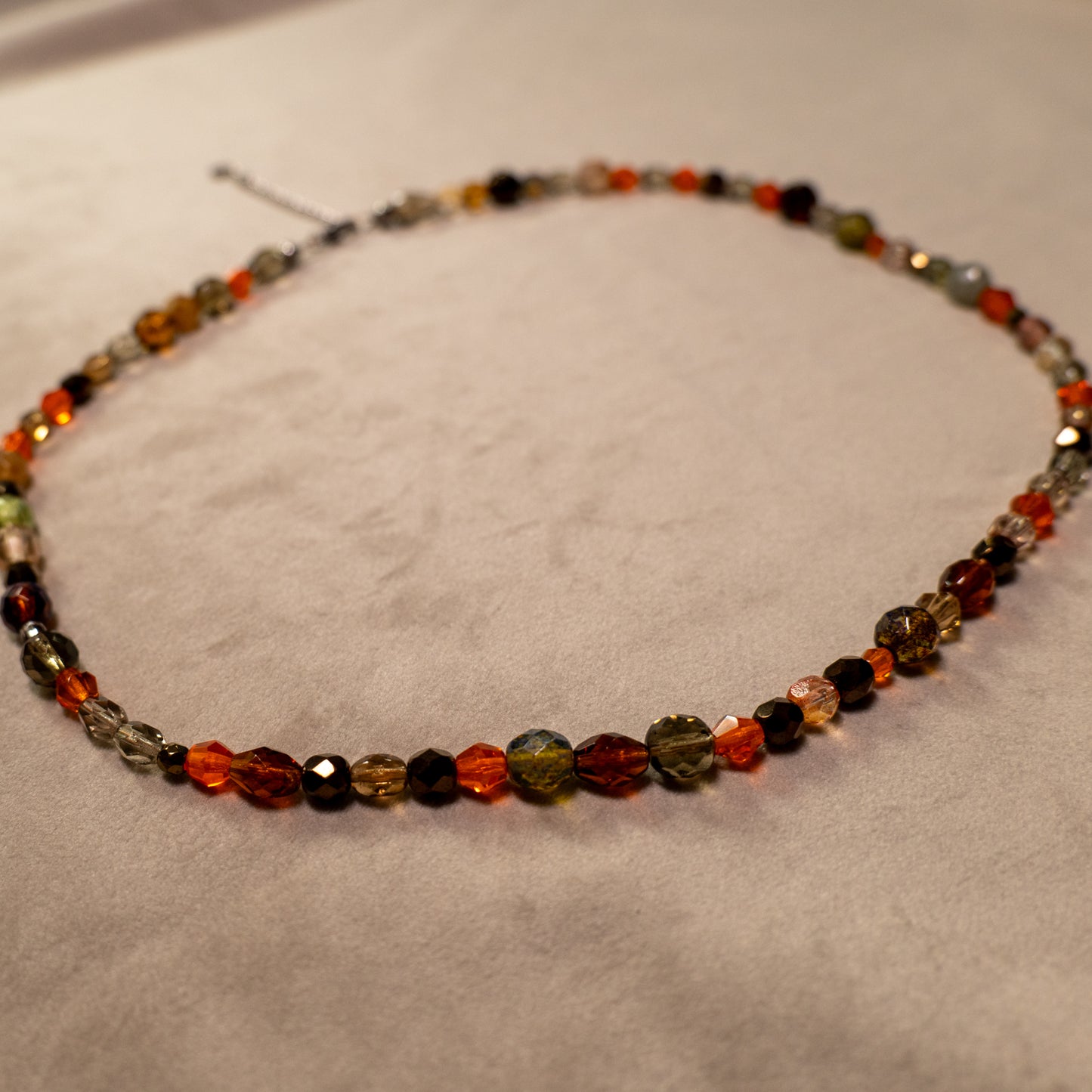 Ketting van oranje en bruine facetkralen