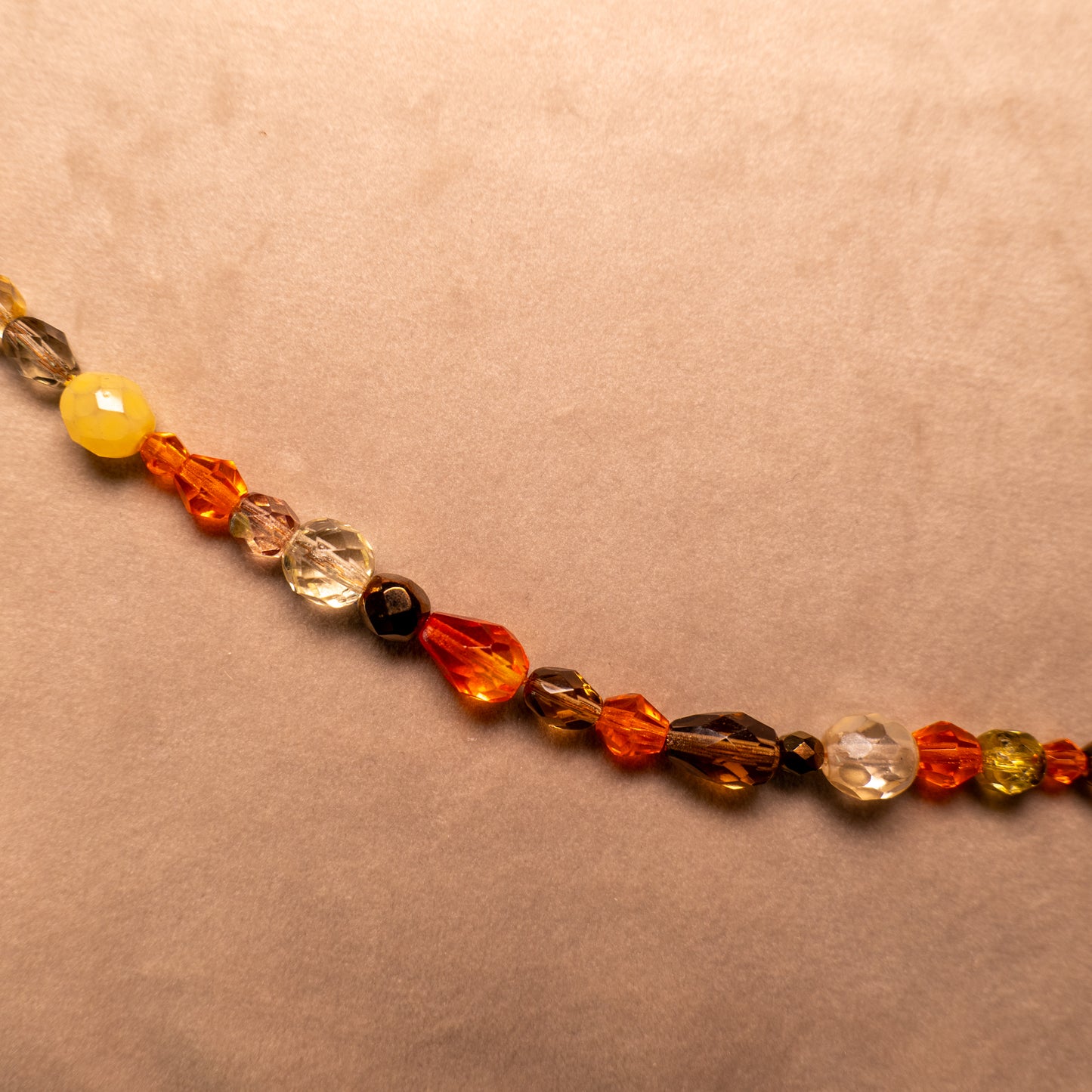 Ketting van oranje en bruine facetkralen