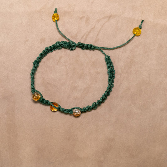 Groene hennep armband met oranje crackle glaskralen