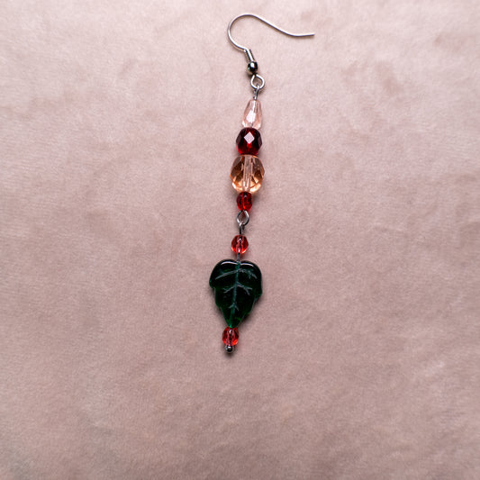 Oorbellen met groen blad en rode facetkralen