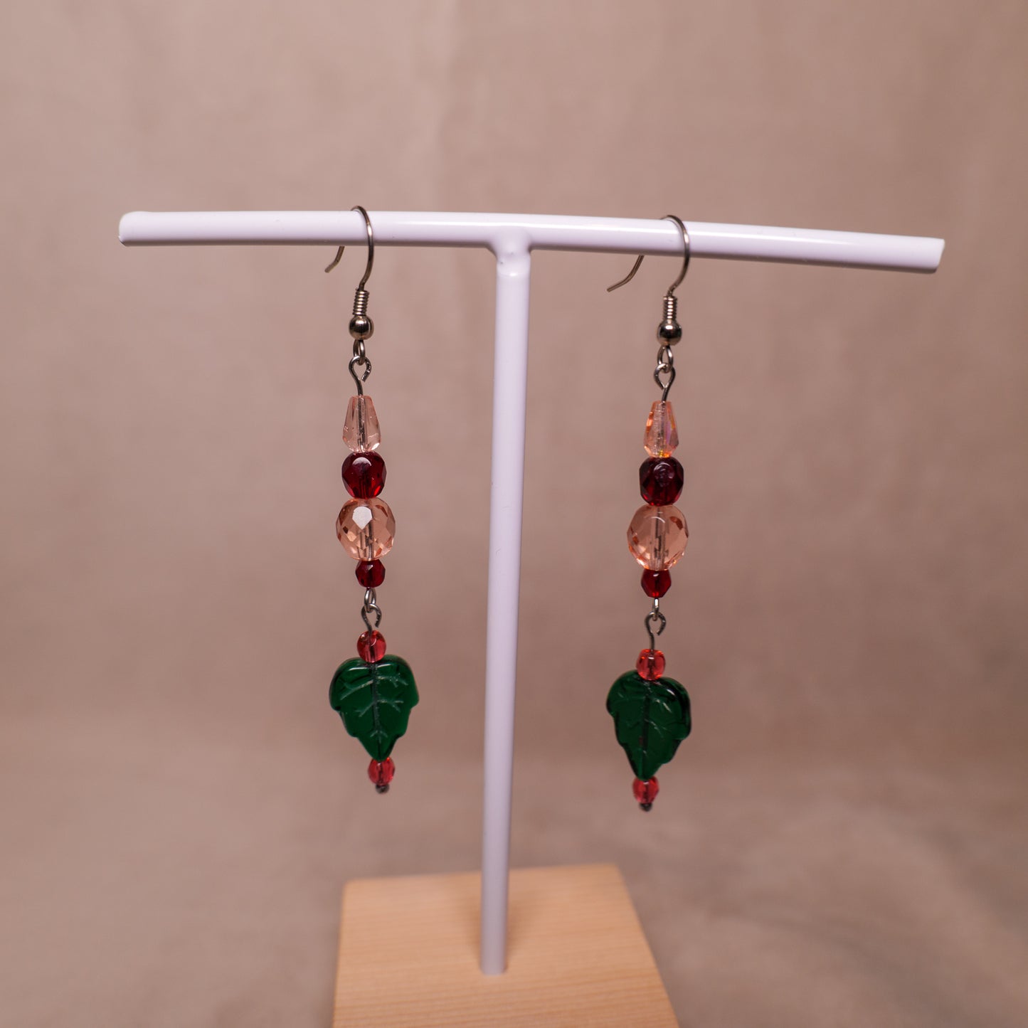 Oorbellen met groen blad en rode facetkralen