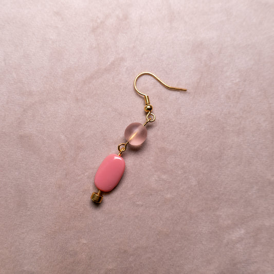 Oorbellen met oudroze en goudkleurige kralen