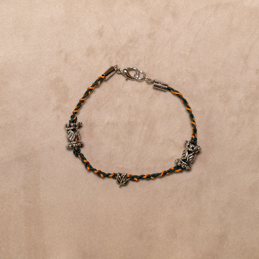 Gevlochten armband donkergroen en koperbruin met metalen kralen