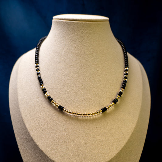 Ketting met mat zwarte rocailles en transparante kralen met gele kern