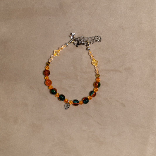 Armband herfst met facetkralen en zilverkleurige blaadje