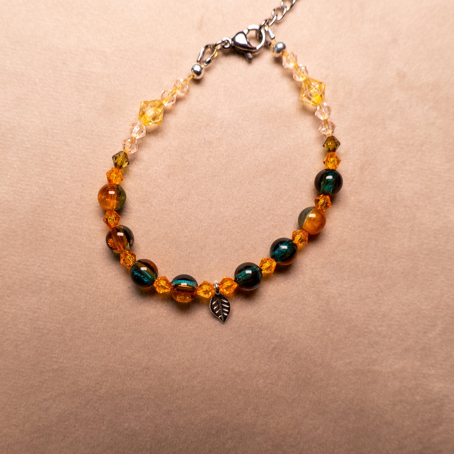 Armband herfst met facetkralen en zilverkleurige blaadje