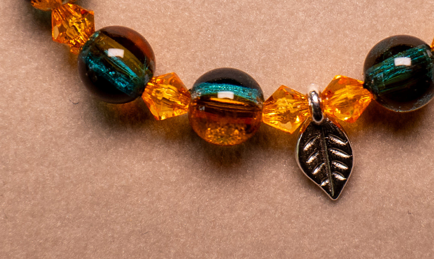 Armband herfst met facetkralen en zilverkleurige blaadje