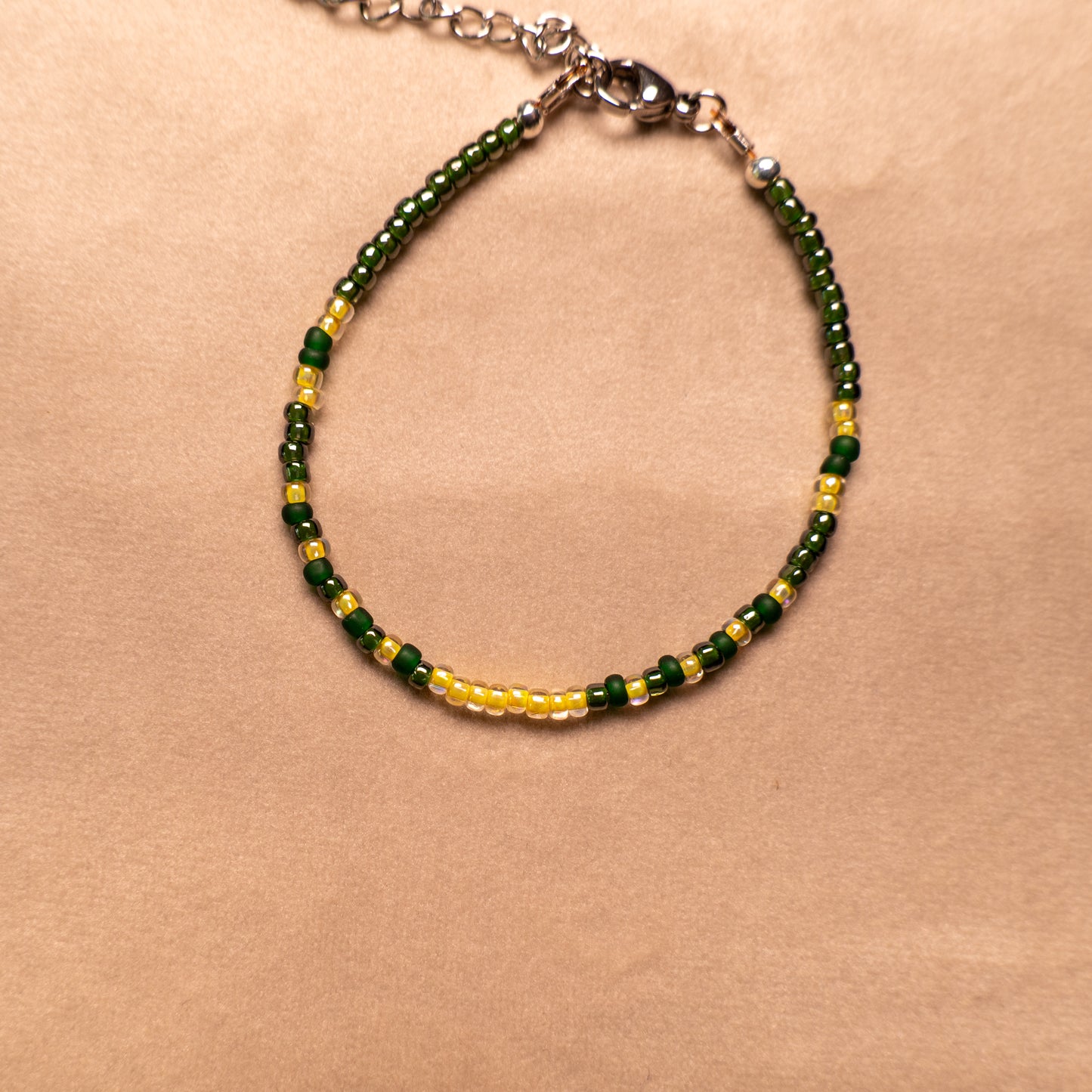 Armband van groene en gele rocailles met zilverkleurige sluiting