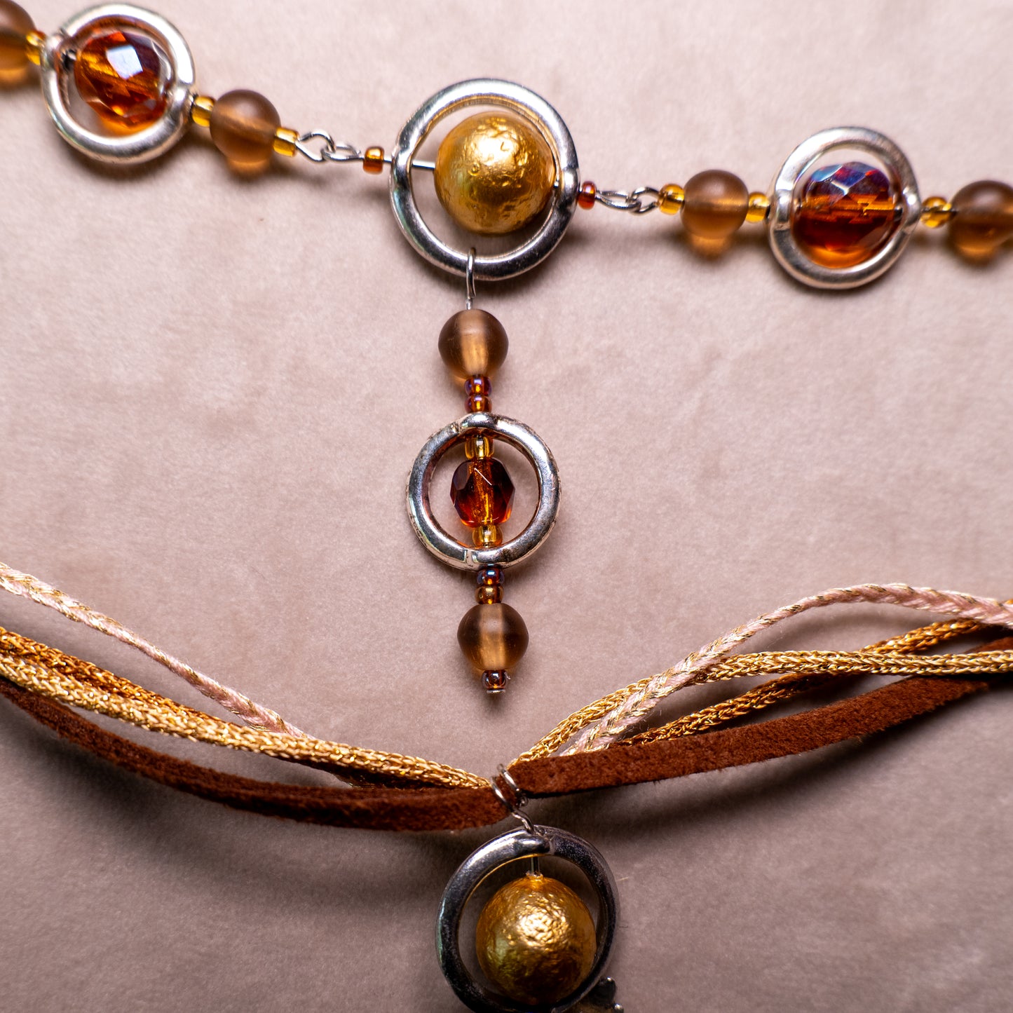 Ketting met blad-hanger, bruin lint en goudkleurige kralen