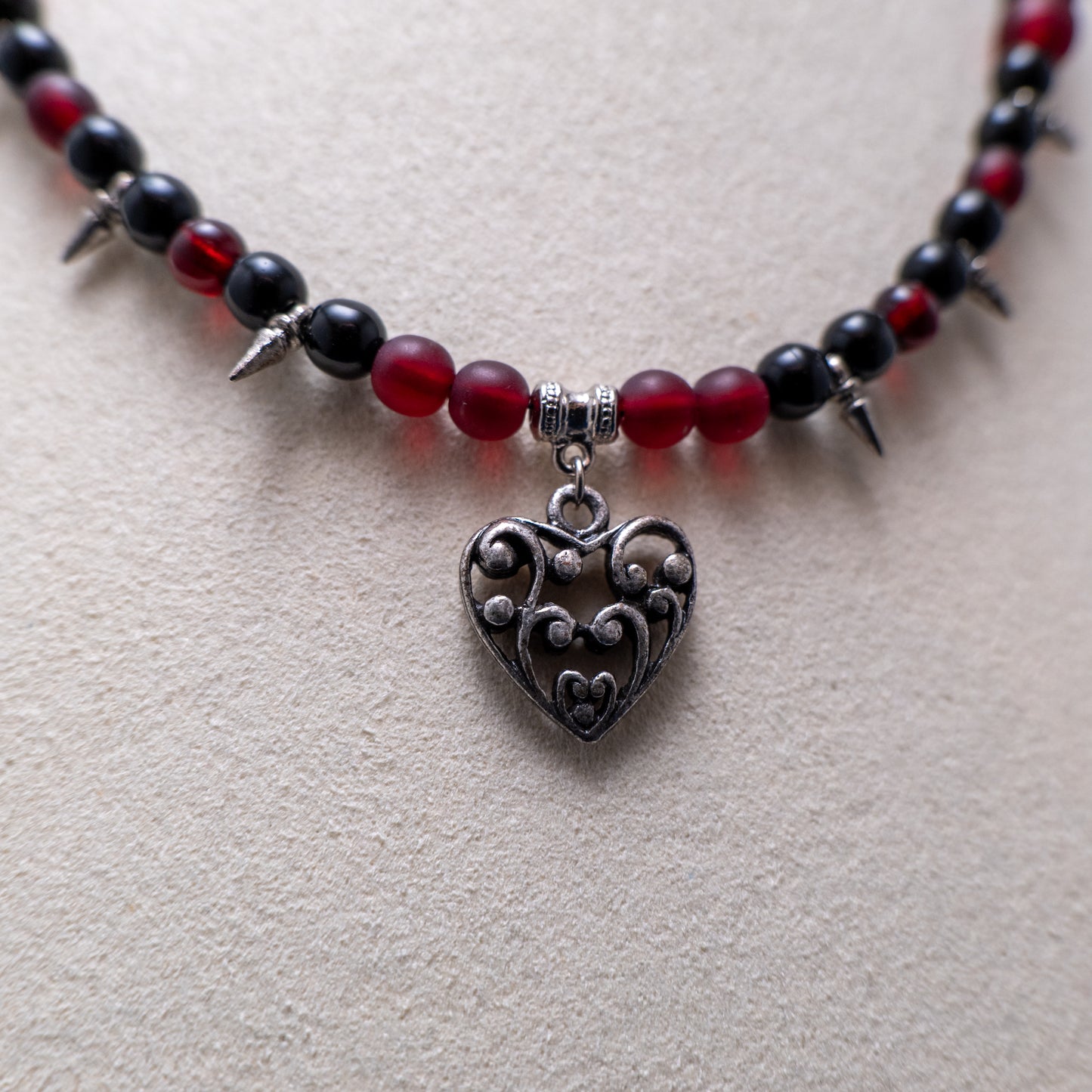 Ketting met hart, spikes en rode en zwarte kralen