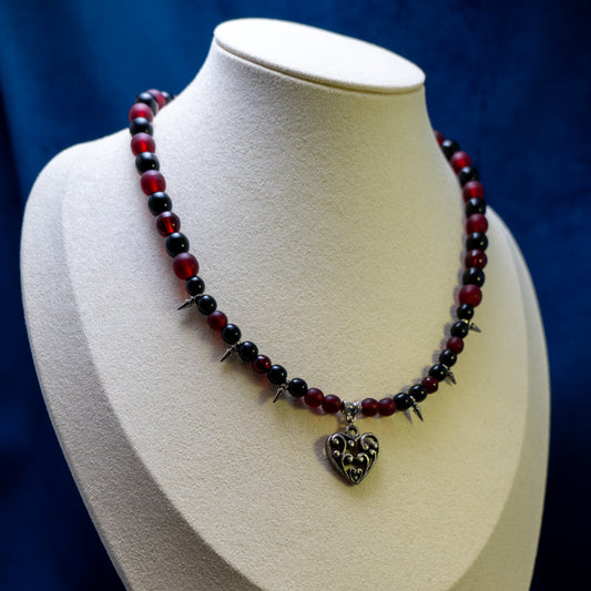 Ketting met hart, spikes en rode en zwarte kralen