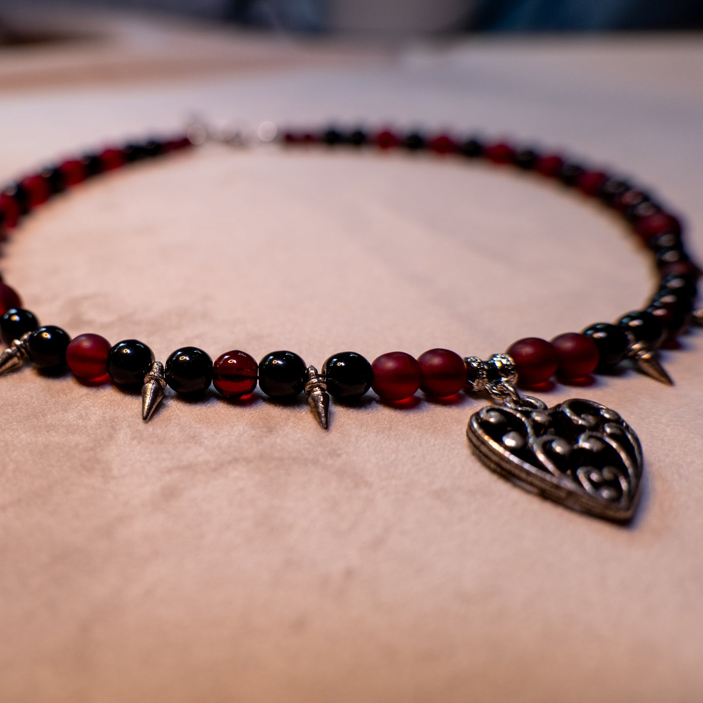 Ketting met hart, spikes en rode en zwarte kralen