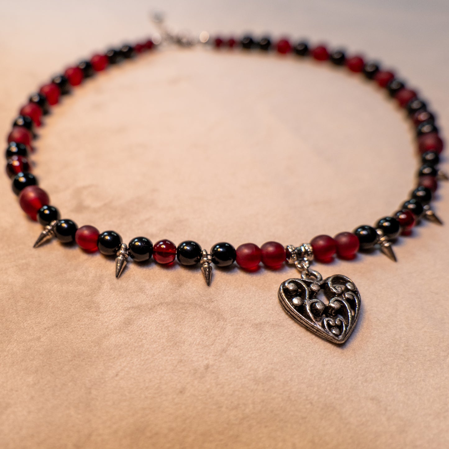 Ketting met hart, spikes en rode en zwarte kralen