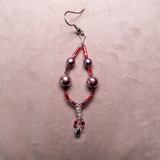 Oorbellen in druppelvorm met paarse en roze kralen