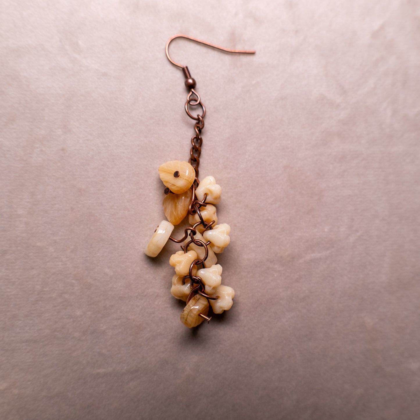 Oorbellen met crèmekleurige bloemetjes en blaadjes