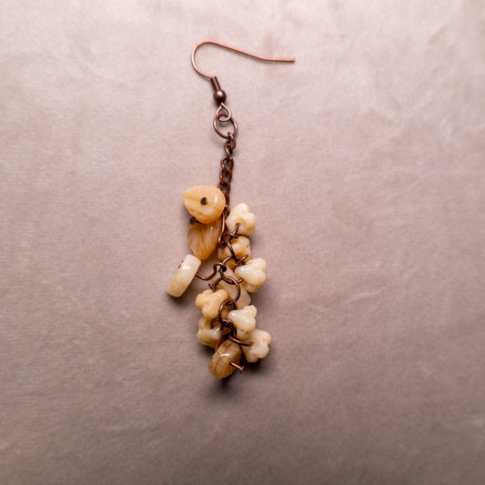 Oorbellen met crèmekleurige bloemetjes en blaadjes