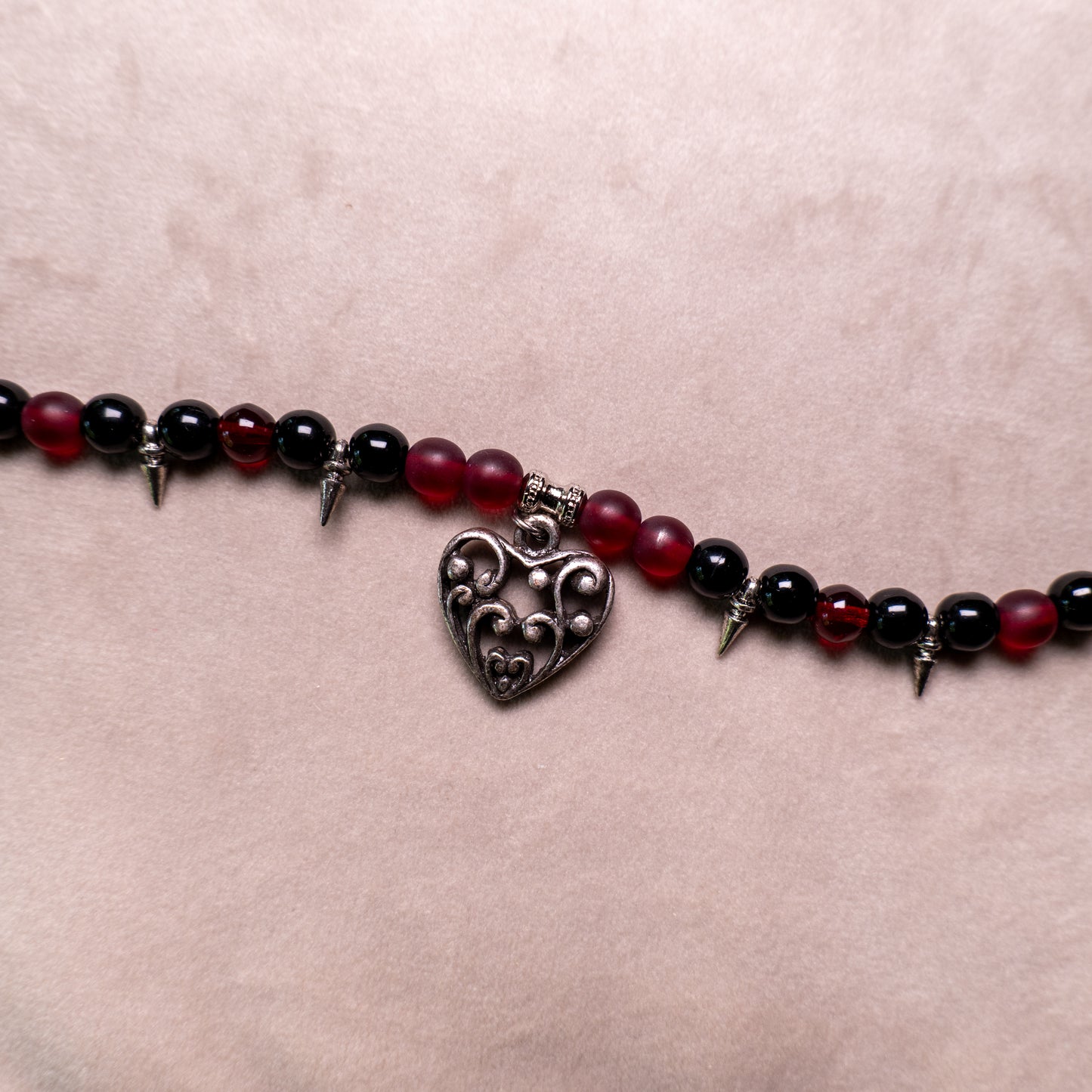 Ketting met hart, spikes en rode en zwarte kralen