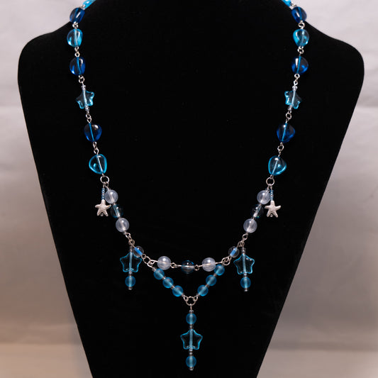 Blue star ketting op een zwarte buste.