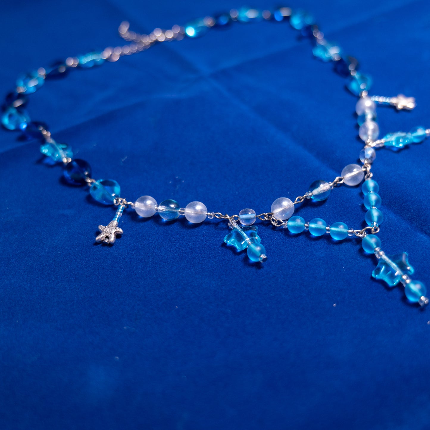 Blue star ketting op een blauwe ondergrond