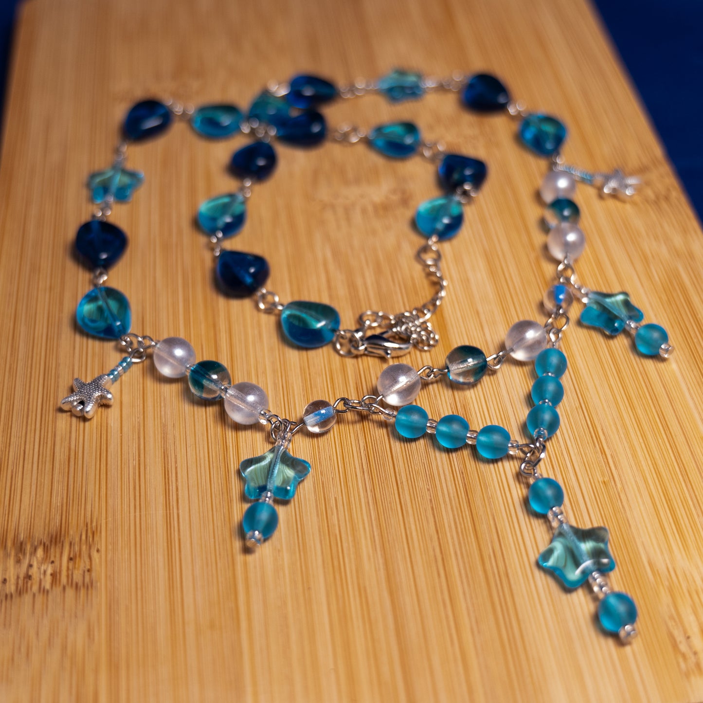 Blue star ketting op een houten ondergrond.