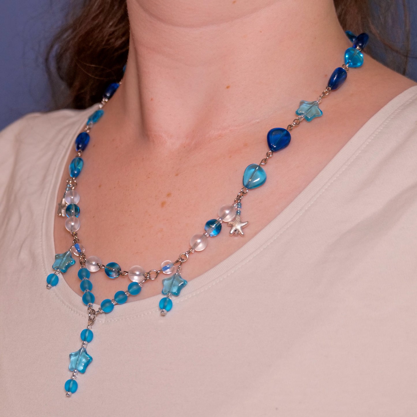 Blue star ketting gedragen rondom hals.