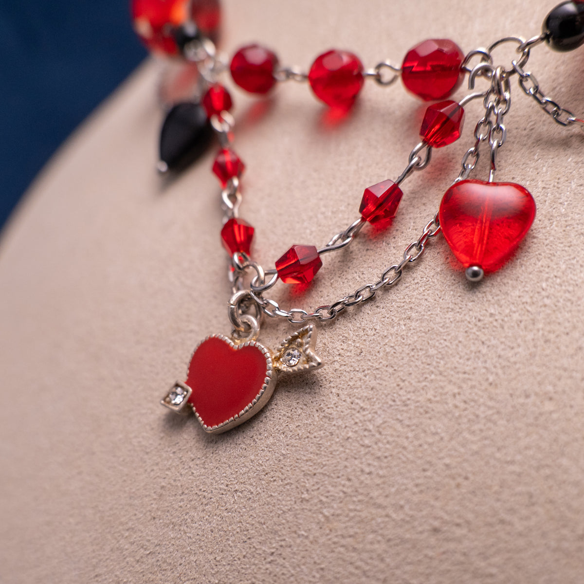 Ketting met rode en zwarte glaskralen en hartjes