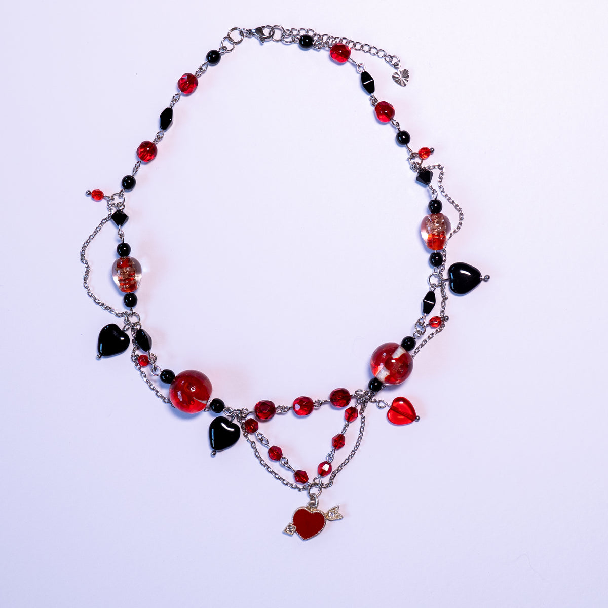 Ketting met rode en zwarte glaskralen en hartjes