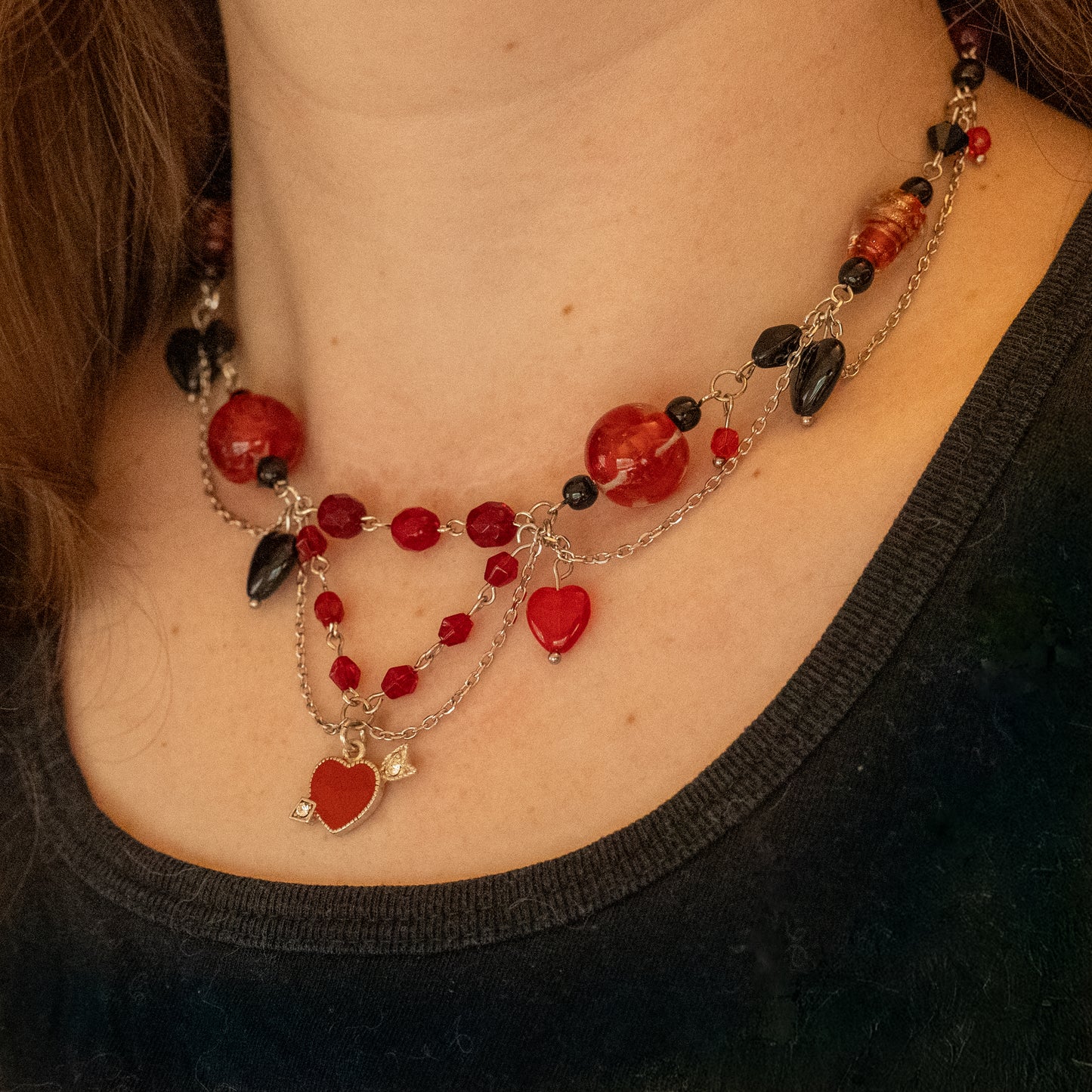 Ketting met rode en zwarte glaskralen en hartjes