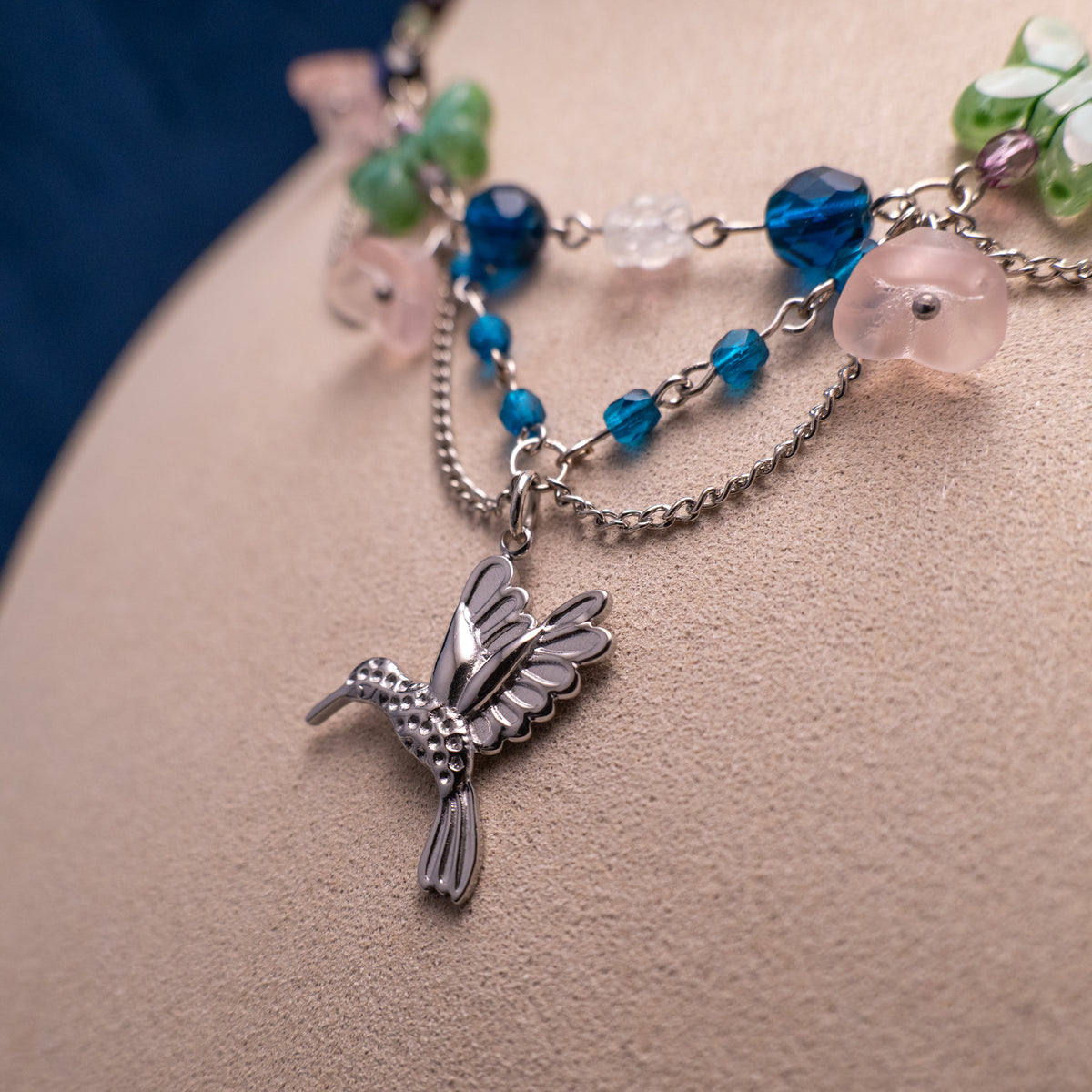 Ketting met kolibrie en bloemkralen