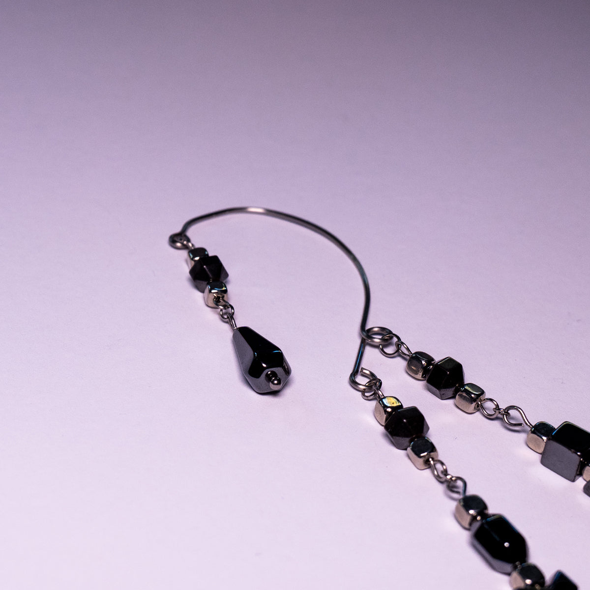 Detailfoto geometrische hematiet kralen ear cuff Camera